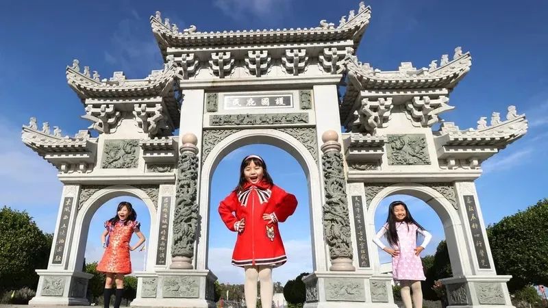 Heavenly Queen Temple visitors Evelyn 8, Olivia 8 and Charlotte 8 at the ornate gates of the venue. Picture: David Caird

天后宫参观者Evelyn 8、Olivia 8 和Charlotte 8 在场地华丽的大门前。图片：大卫凯尔德
