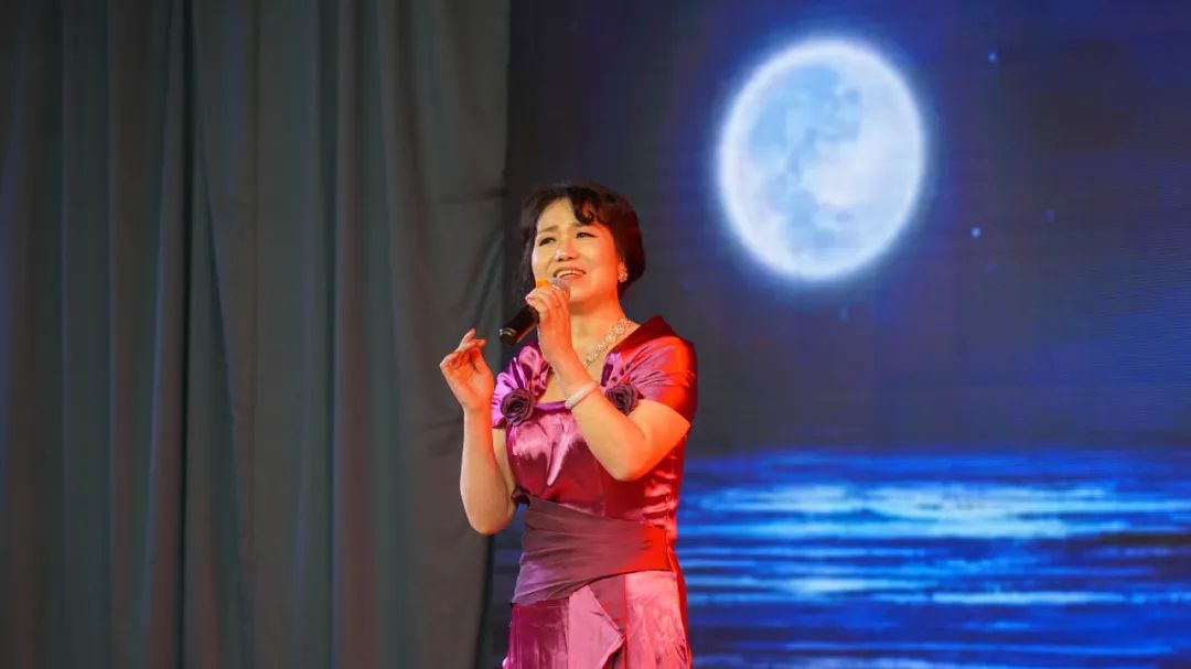 女声独唱《月恋》演唱者：维艺艺术团团长谢莉