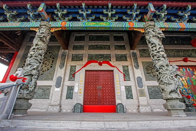 图11：主殿前右门、龙柱和石碉墙。（林亦瀚拍摄）