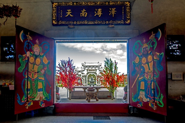 图12：主殿正门的门神彩绘和门上方马英九赠送的牌匾“泽溥南天”牌匾。（林亦瀚摄影）